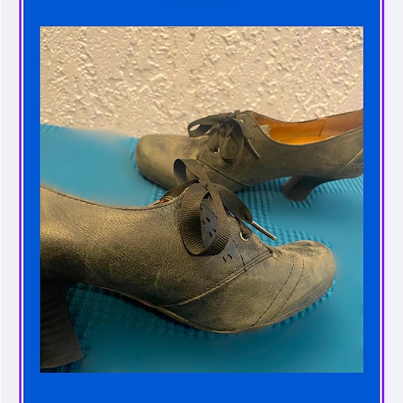 Teal Oxford Heels - Picture 1 of 3